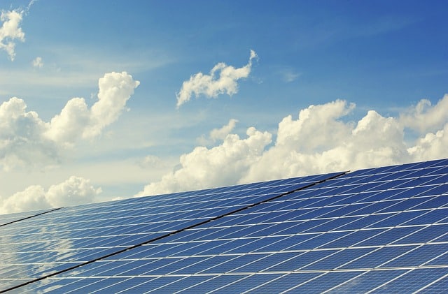 Potensi Energi Surya di Indonesia: Mengejar Target EBT 2050 Belajar Energi